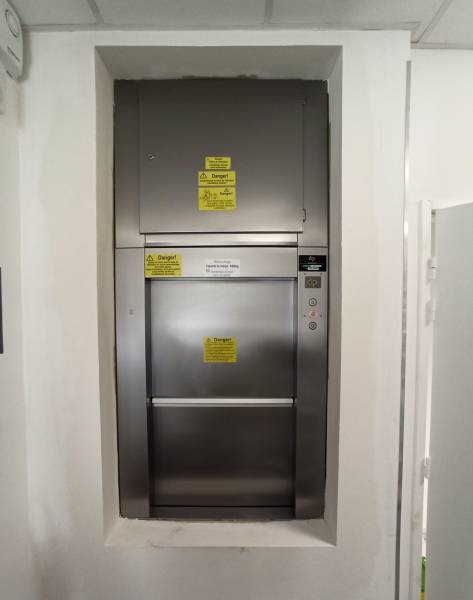 monte-charge-pharmacie