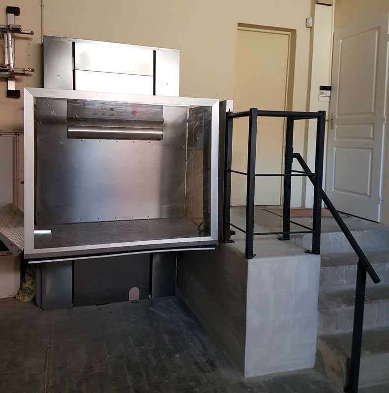 Installation d'un élévateur pour personnes à mobilité réduite à Touslouse